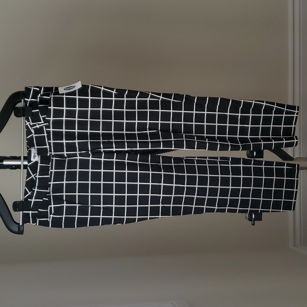 Black and white Old Navy window pane print pixie pant in size 12, NWT
